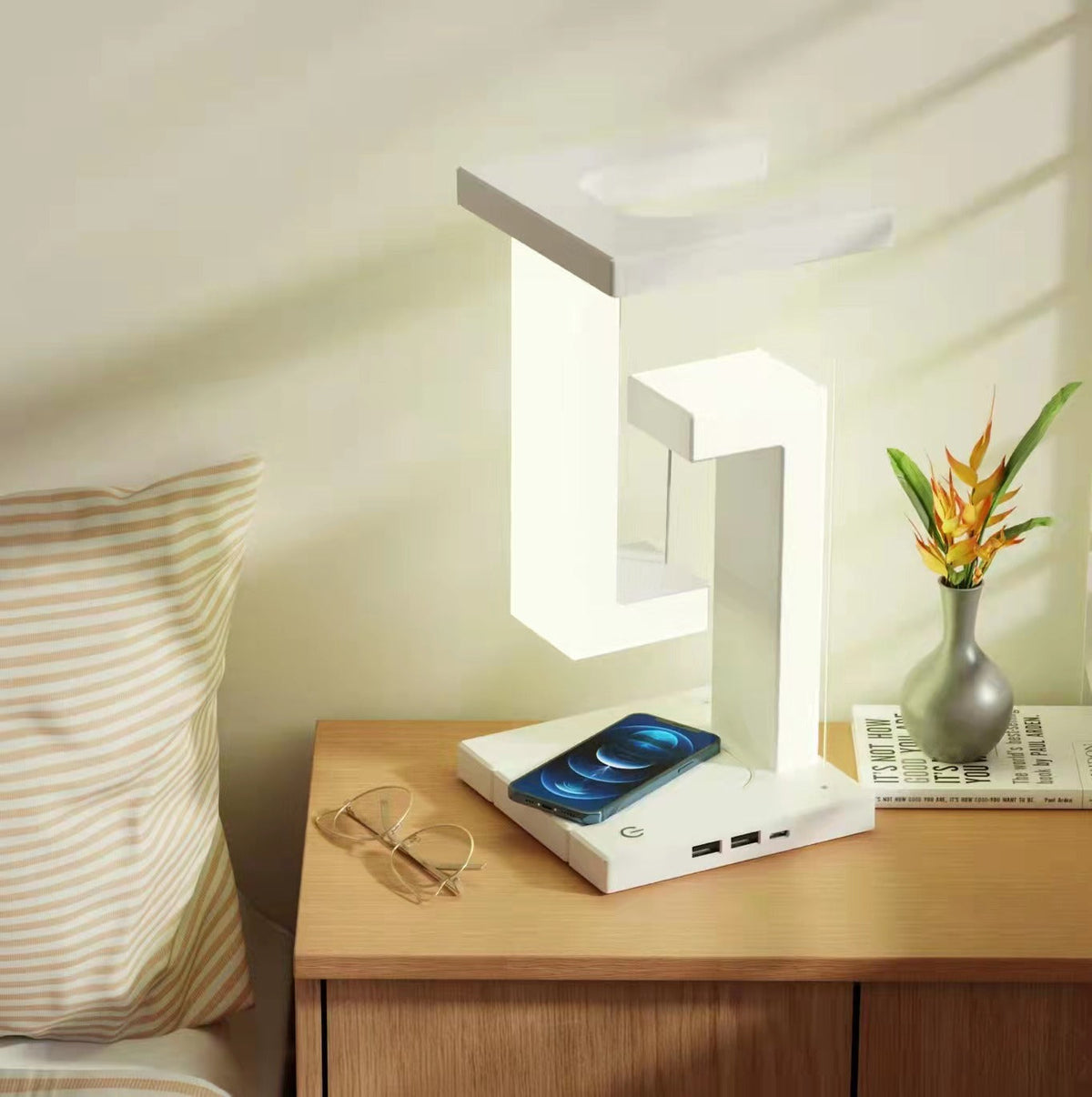 SvævLys™ – Svævende lampe med trådløs Loveleiphone-opladning