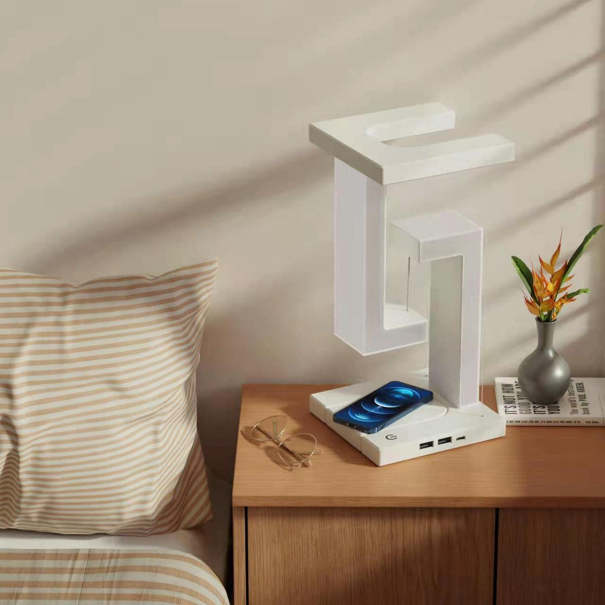 SvævLys™ – Svævende lampe med trådløs Loveleiphone-opladning